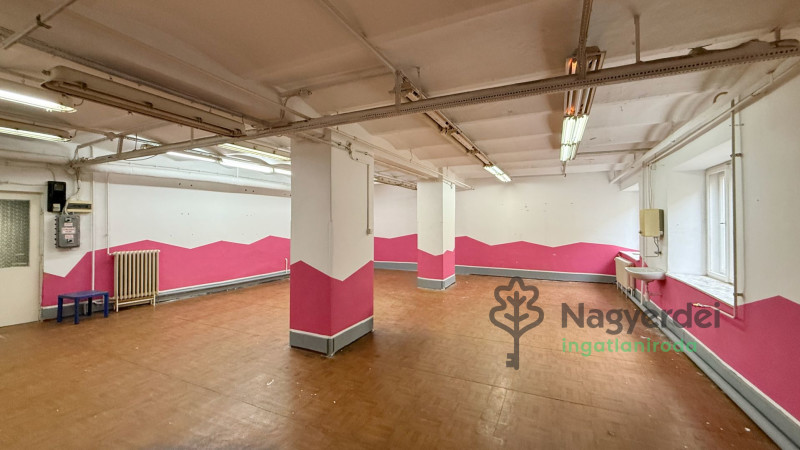 Debrecen, Burgundia, Iroda, irodaházban  