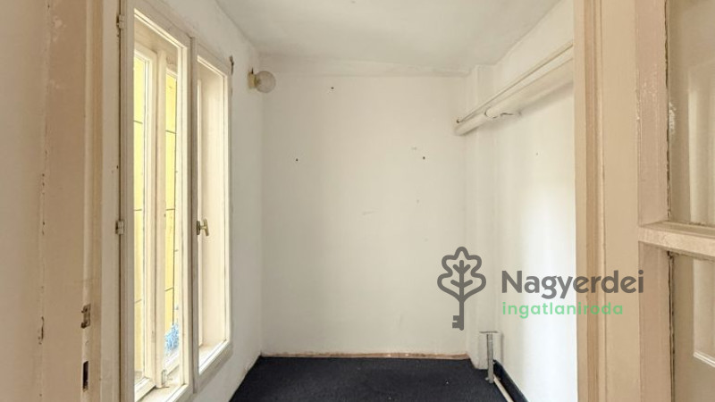 Debrecen, Burgundia, Iroda, irodaházban  