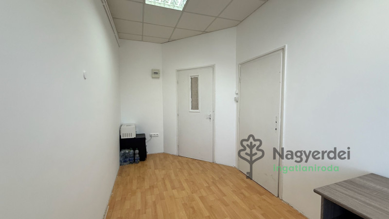 Debrecen, Burgundia, Iroda, irodaházban  