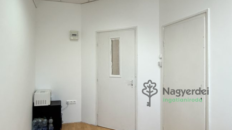 Debrecen, Burgundia, Iroda, irodaházban  