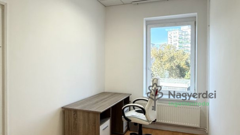 Debrecen, Burgundia, Iroda, irodaházban  