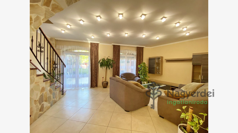 Debrecen, Liget II lakópark, Ház, sorház  