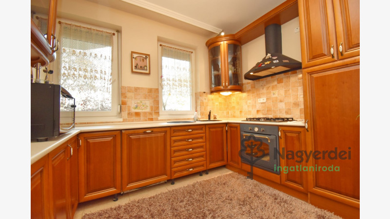 Debrecen, Nagyerdő, Lakás, tégla lakás  