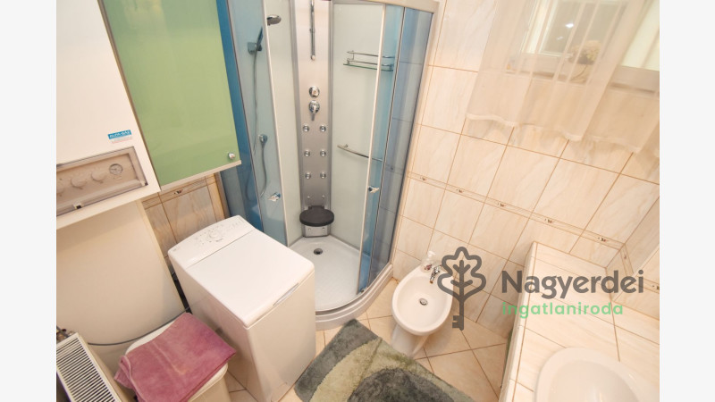 Debrecen, Nagyerdő, Lakás, tégla lakás  