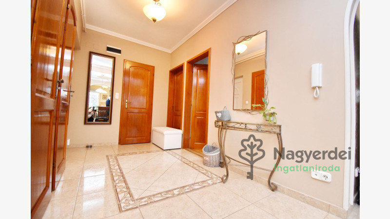 Debrecen, Nagyerdő, Lakás, tégla lakás  