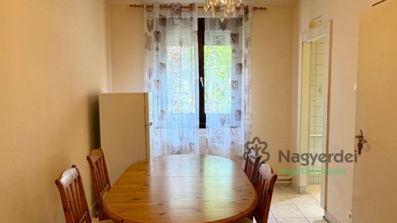 Debrecen, Akadémia kert, Lakás, tégla lakás  