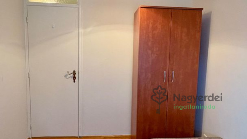 Debrecen, Akadémia kert, Lakás, tégla lakás  