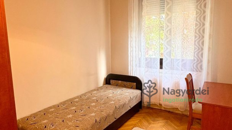 Debrecen, Akadémia kert, Lakás, tégla lakás  