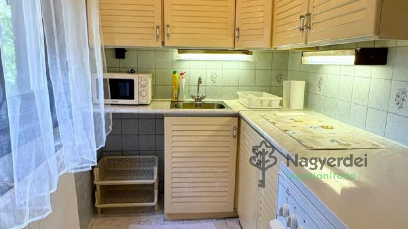 Debrecen, Akadémia kert, Lakás, tégla lakás  