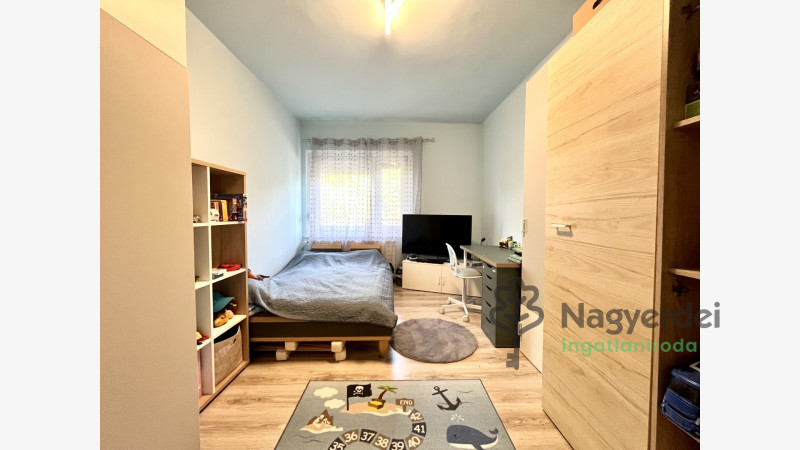 Debrecen, Postakert, Lakás, tégla lakás  