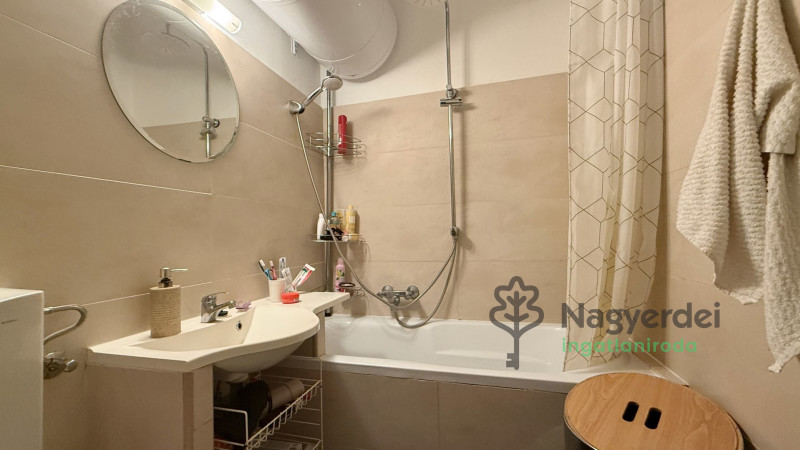 Debrecen, Nagyerdő, Lakás, tégla lakás  