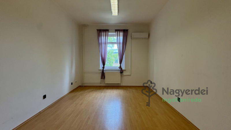 Debrecen, Júliatelep, Iroda, irodaházban  