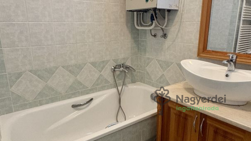 Debrecen, Nagyerdő, Lakás, tégla lakás  