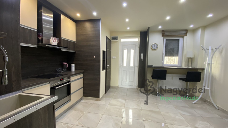 Debrecen, Belváros, Lakás, tégla lakás  