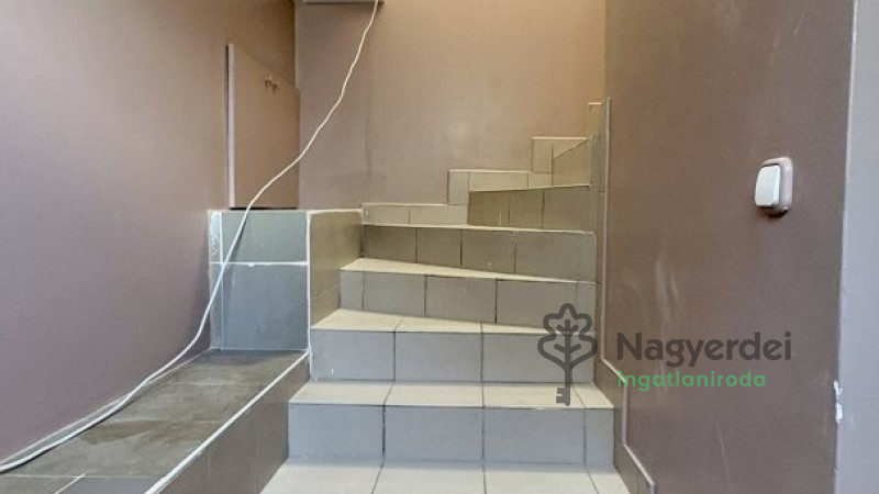 Debrecen, Vénkert, Üzlethelyiség, nem üzletközpontban  