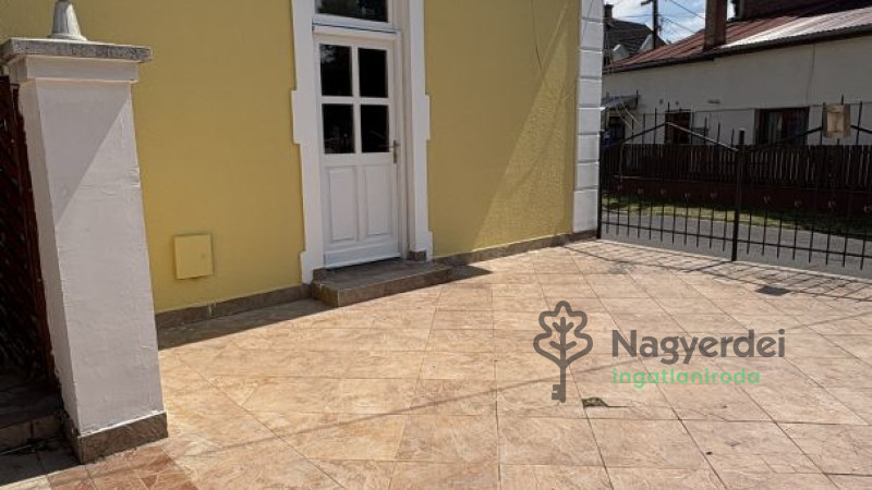 Debrecen, Vénkert, Üzlethelyiség, nem üzletközpontban  