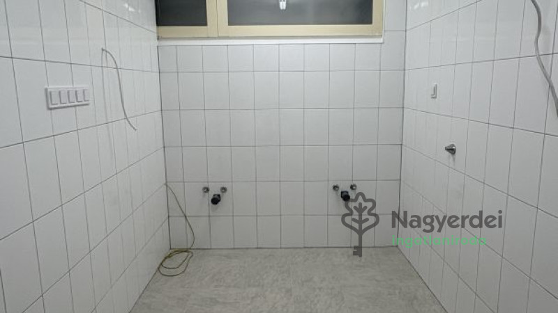 Debrecen, Vénkert, Üzlethelyiség, nem üzletközpontban  