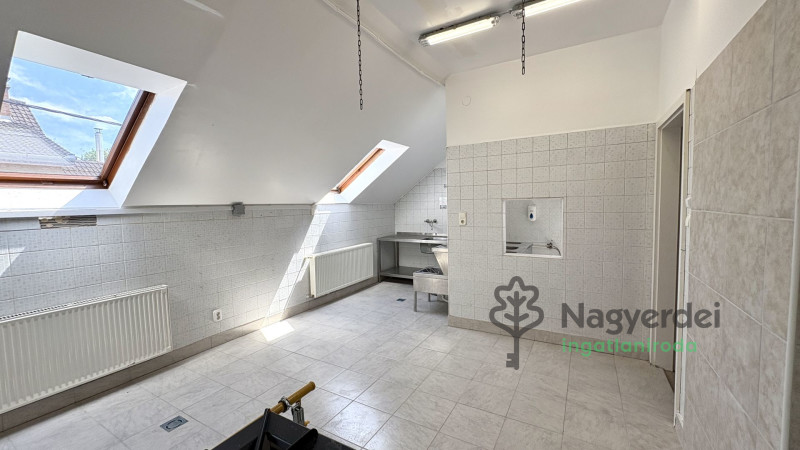 Debrecen, Vénkert, Üzlethelyiség, nem üzletközpontban  