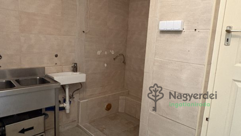 Debrecen, Vénkert, Üzlethelyiség, nem üzletközpontban  