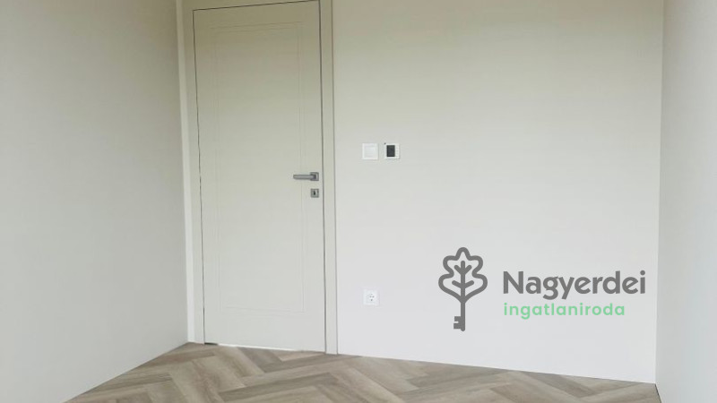 Debrecen, Nagyerdő, Lakás, tégla lakás  