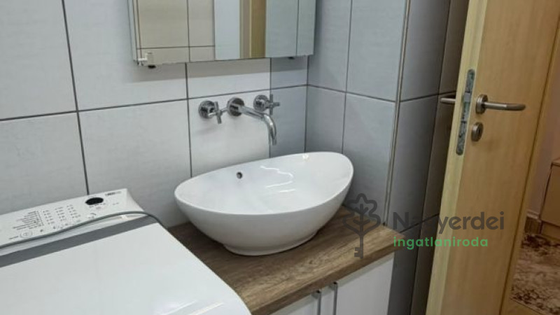 Debrecen, Nagyerdő, Lakás, tégla lakás  