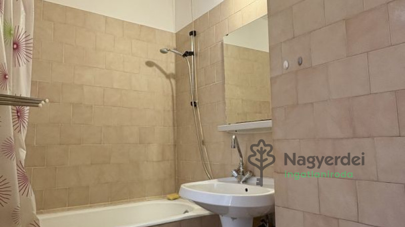 Debrecen, Nagyerdőalja, Lakás, tégla lakás  