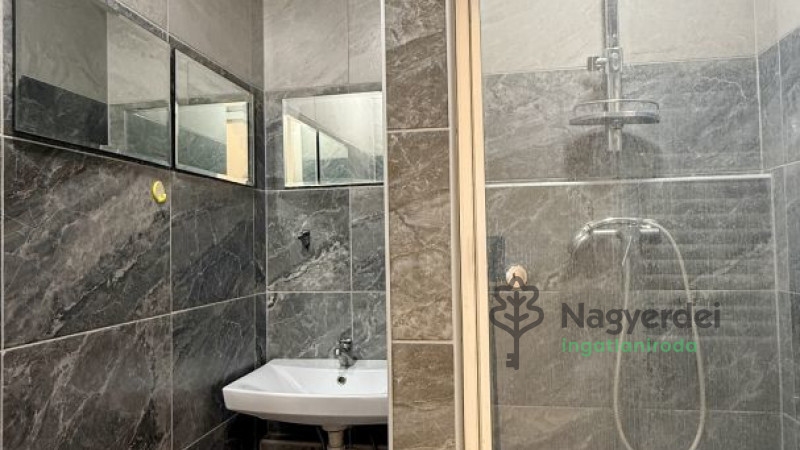 Debrecen, Sestakert, Lakás, csúsztatott zsalus  