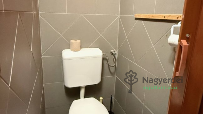 Debrecen, Burgundia, Üzlethelyiség, nem üzletközpontban  