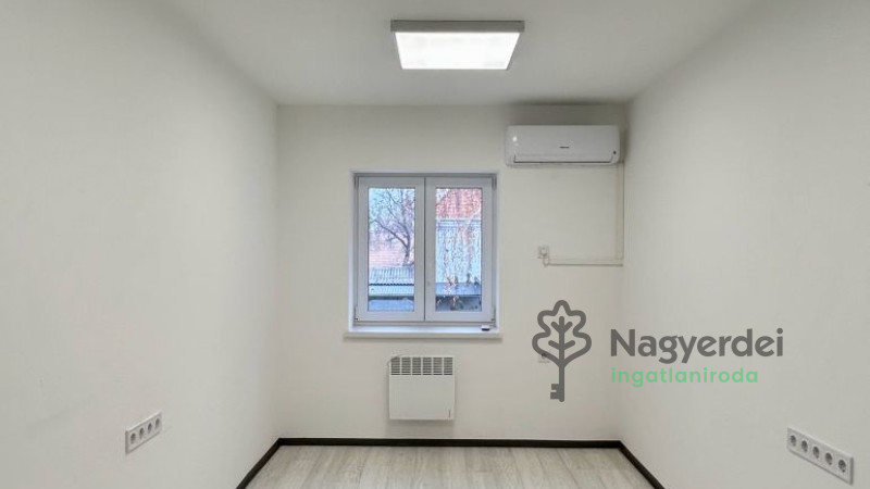 Debrecen, Vargakert, Iroda, irodaházban  