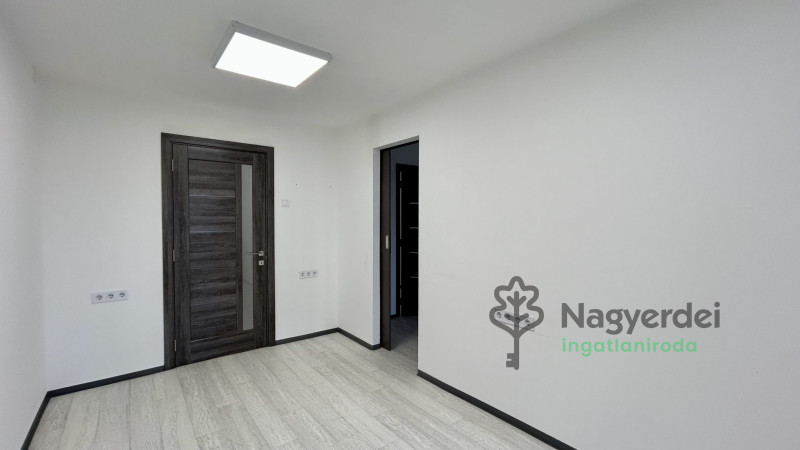 Debrecen, Vargakert, Iroda, irodaházban  
