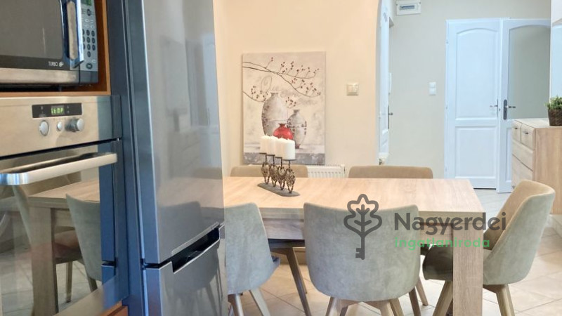 Debrecen, Nagyerdő, Lakás, tégla lakás  