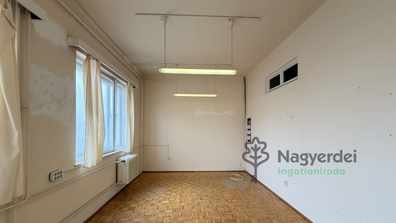 Debrecen, Burgundia, Iroda, irodaházban  