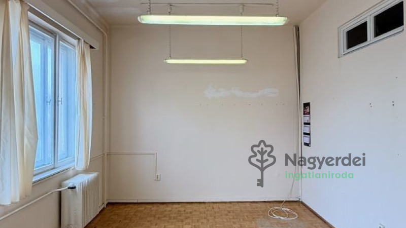 Debrecen, Burgundia, Iroda, irodaházban  