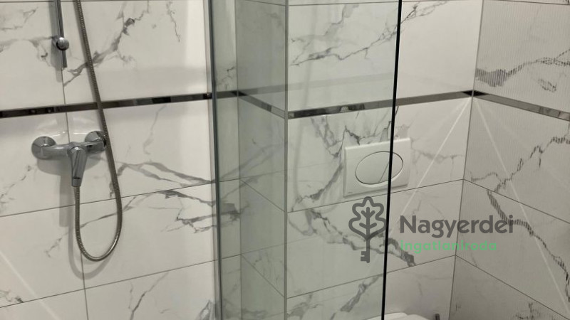 Debrecen, Postakert, Lakás, csúsztatott zsalus  