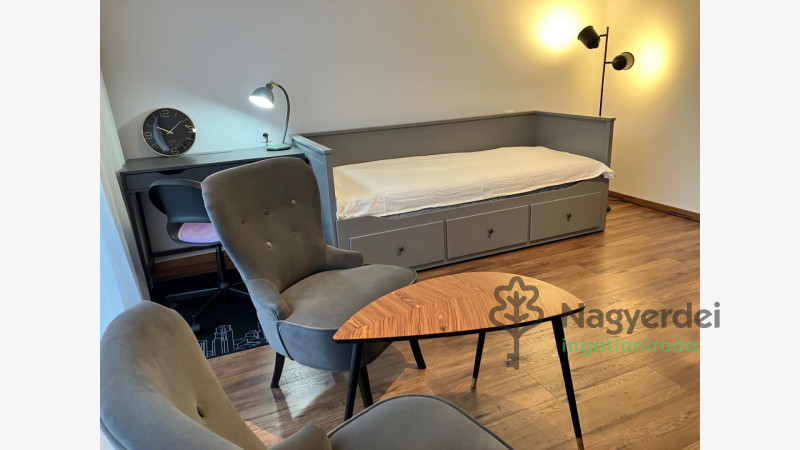 Debrecen, Postakert, Lakás, csúsztatott zsalus  