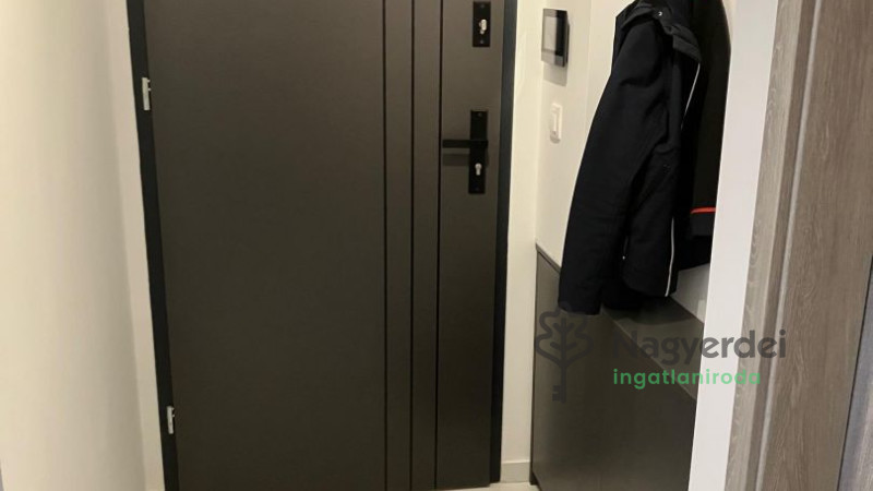 Debrecen, Postakert, Lakás, csúsztatott zsalus  