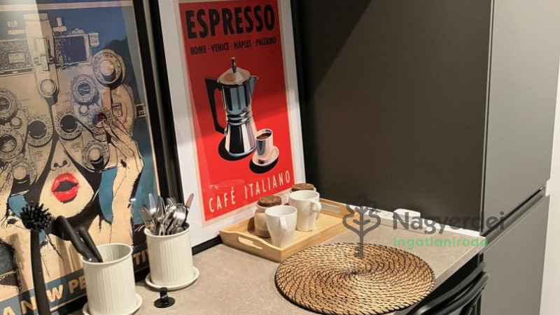 Debrecen, Postakert, Lakás, csúsztatott zsalus  