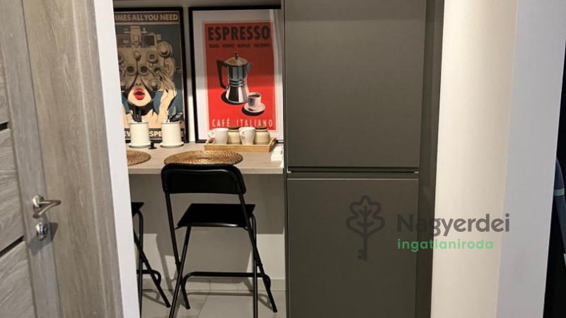 Debrecen, Postakert, Lakás, csúsztatott zsalus  