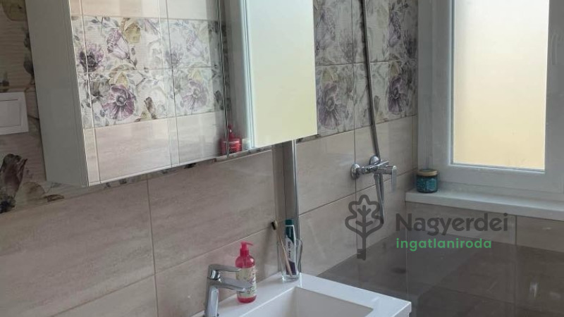 Debrecen, Nagyerdőalja, Lakás, tégla lakás  