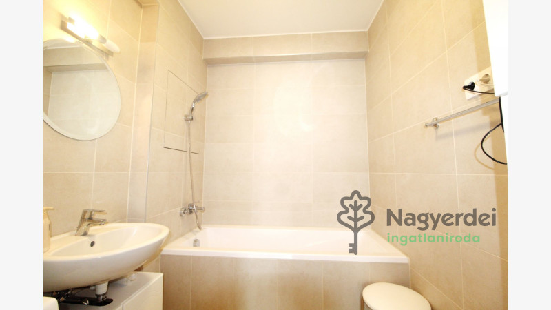 Debrecen, Nagyerdő, Lakás, tégla lakás  