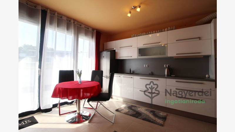 Debrecen, Nagyerdő, Lakás, tégla lakás  