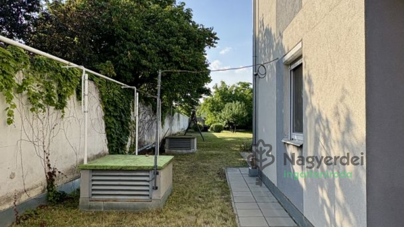 Debrecen, Postakert, Lakás, tégla lakás  