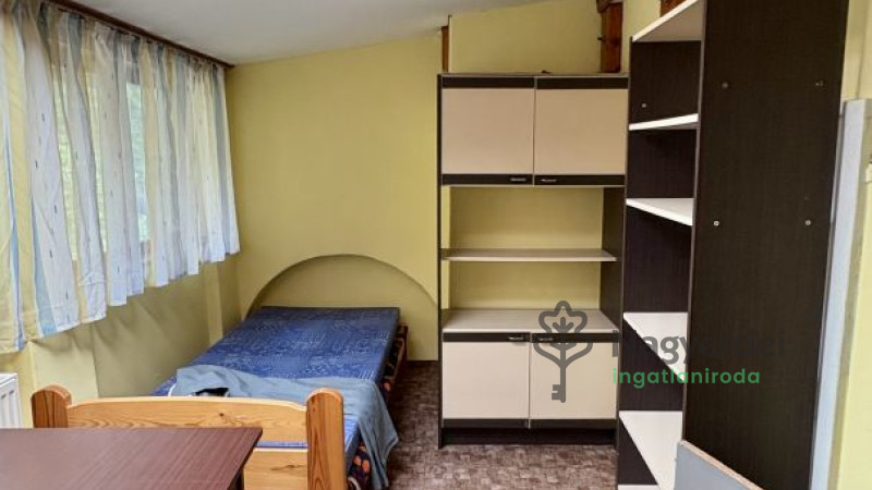 Debrecen, Postakert, Lakás, tégla lakás  