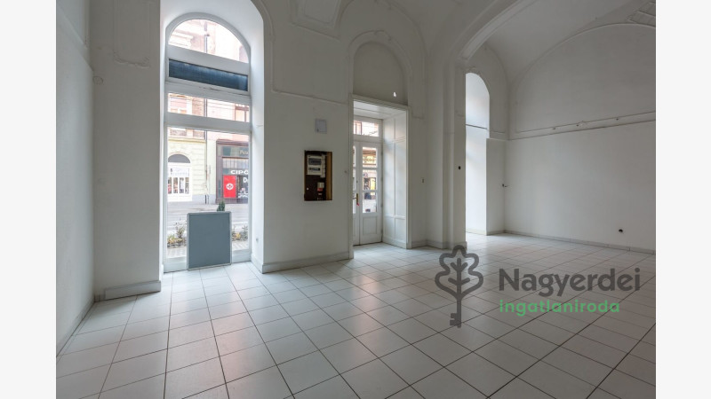 Debrecen, Belváros, Üzlethelyiség, nem üzletközpontban  