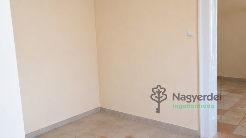 Debrecen, Nagyerdőalja, Üzlethelyiség, nem üzletközpontban  