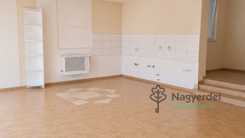Debrecen, Nagyerdőalja, Üzlethelyiség, nem üzletközpontban  
