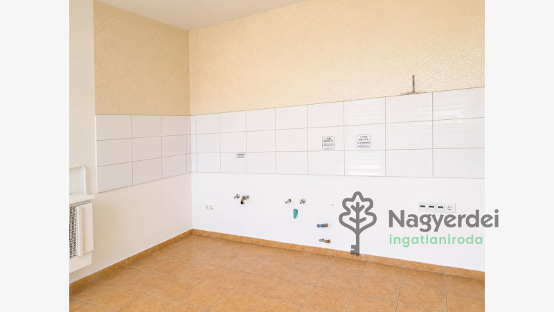 Debrecen, Nagyerdőalja, Üzlethelyiség, nem üzletközpontban  