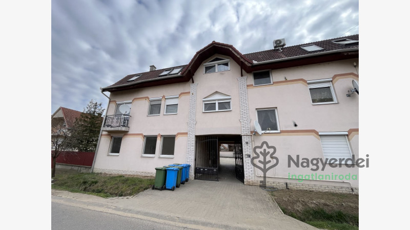 Téglás, Ház, sorház  