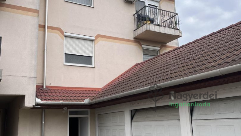 Téglás, Ház, sorház  