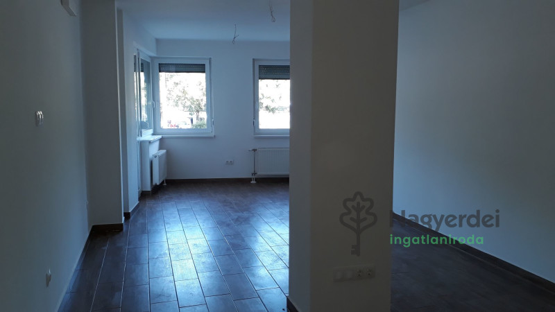 Debrecen, Postakert, Iroda, irodaházban  